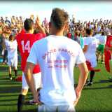 L'Ideale perde uno a zero ma i giocatori ringraziano ugualmente i loro scatenati tifosi con una maglietta celebrativa